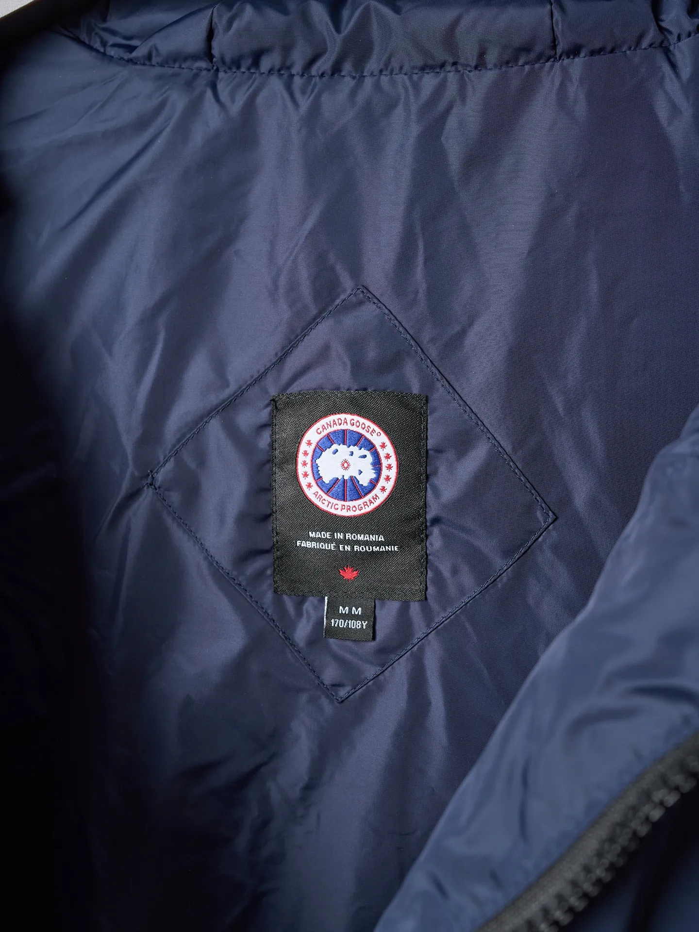 ￼ [Real auction] CANADA GOOSE/Canada Goose black label woolen sleeve spliced ​​hooded down jacket [In Stock] S M L The fabric is made of high-quality protective nylon fabric, which not only enhances the wear-resistant properties of the surface, but also takes into account wind resistance, ensuring excellent performance in various harsh weather conditions. Three-dimensional quilting process: Precision thread reinforcement to prevent velvet drilling and ensure that the fluffy and rebound properties last as new. 7-needle medium-thick knitted structure: Use thicker yarns to knit woolen fabrics with obvious thickness and weight. The texture is clearly visible, with a rough, retro texture, good skeleton feel, relatively stiff, and can maintain the silhouette of clothing for a long time. It also provides more layers of still air to lock in heat.